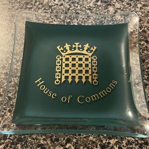 The item is a vintage glass dish with the emblem of the UK House of Commons.